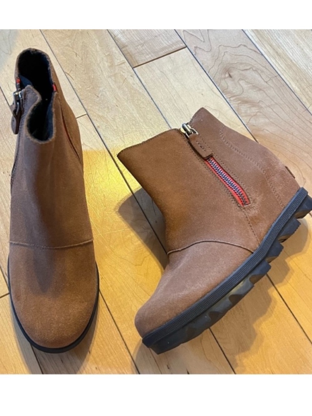 Sorel Joan of Arctic Wedge II Zip Tan and Red Booties size youth 5 or women's 37